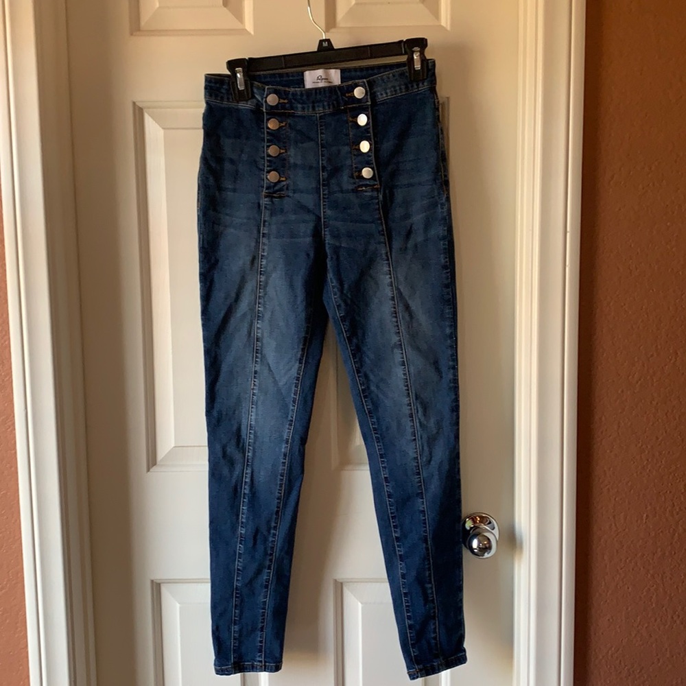 A2 Jeans High Waist Women / Junior Jeans with 8 buttons in the front. Size 7